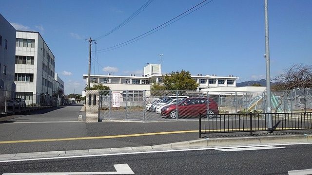 近くの田川市立 伊田小学校まで750m（徒歩10分）