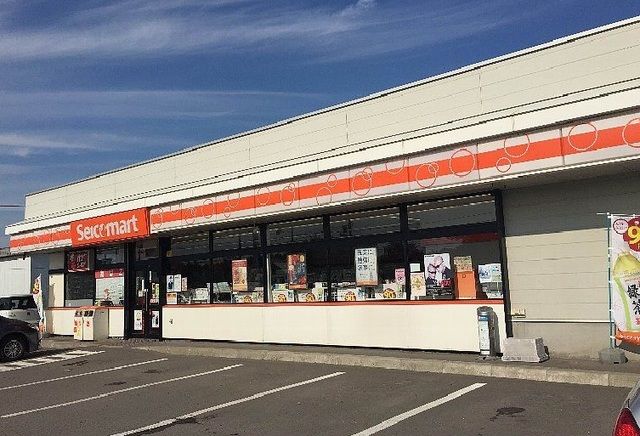 近くのセイコーマート三川店まで600m(徒歩8分)