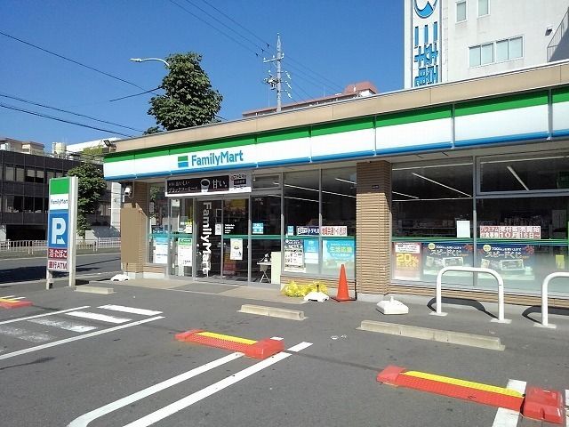 近くのファミリーマートまで270m(徒歩4分)