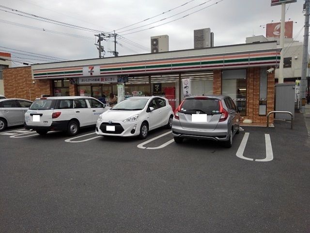 近くのセブンイレブン久留米諏訪野町店まで180m（徒歩3分）