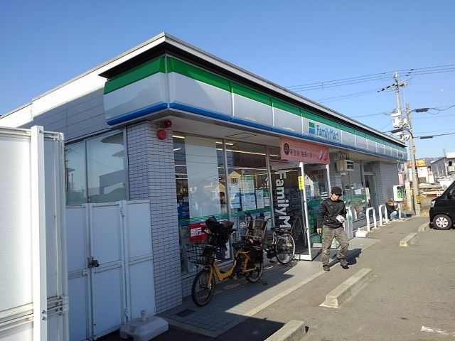 近くのコンビニまで700m（徒歩9分）