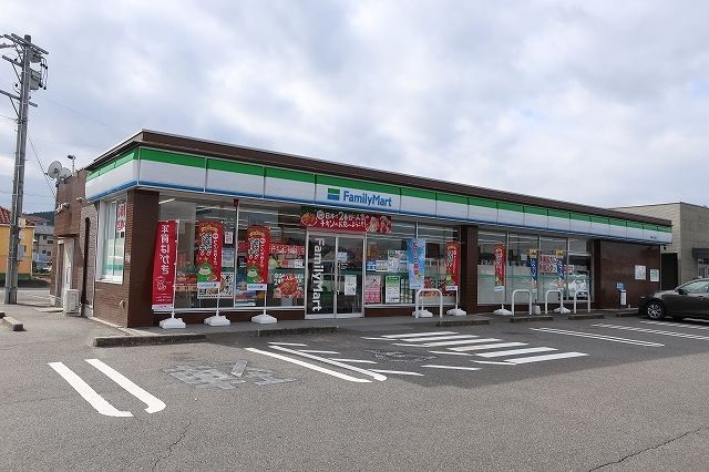 近くのコンビニまで550m（徒歩7分）