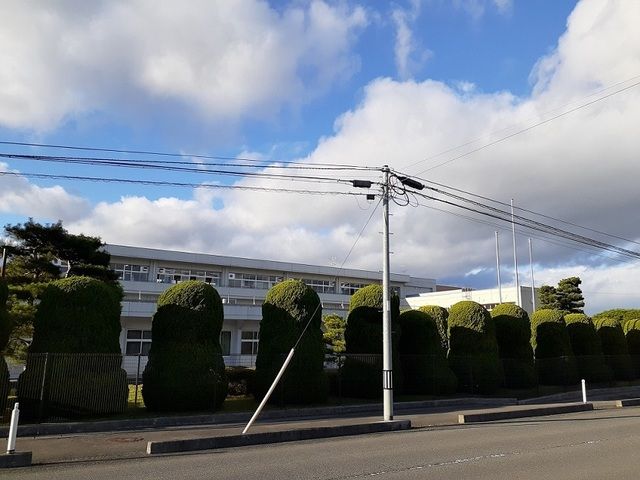 近くの登米市立新田中学校まで1,700m（徒歩22分）
