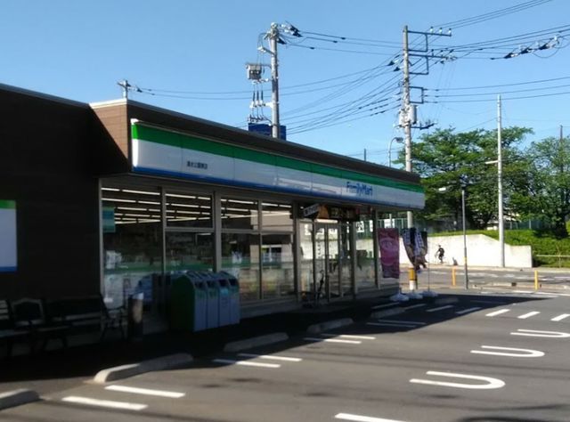近くのファミリーマートまで490m（徒歩7分）