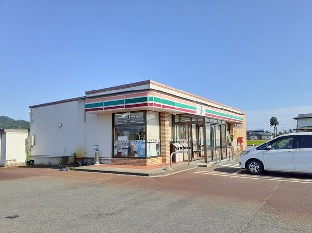 近くのセブンイレブン長井五十川店まで910m（徒歩12分）