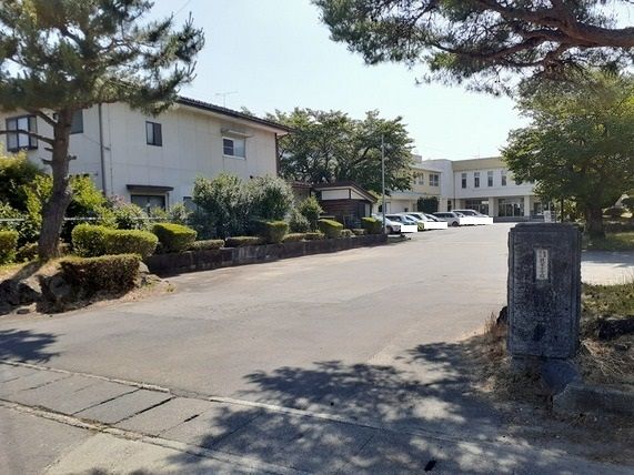 近くの長井市立致芳小学校まで260m（徒歩4分）