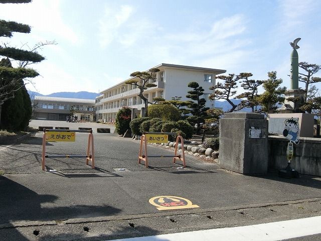 近くの小学校まで450m（徒歩6分）