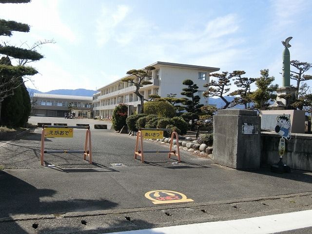 近くの輪之内町立仁木小学校まで450m（徒歩6分）