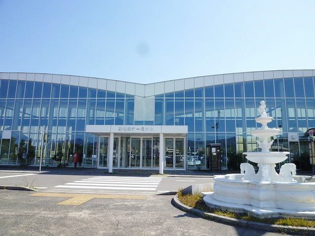 近くの津名港バスターミナルまで650m（徒歩9分）