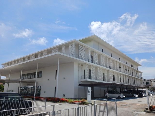 近くの八重瀬町役場まで5,900m（徒歩74分）