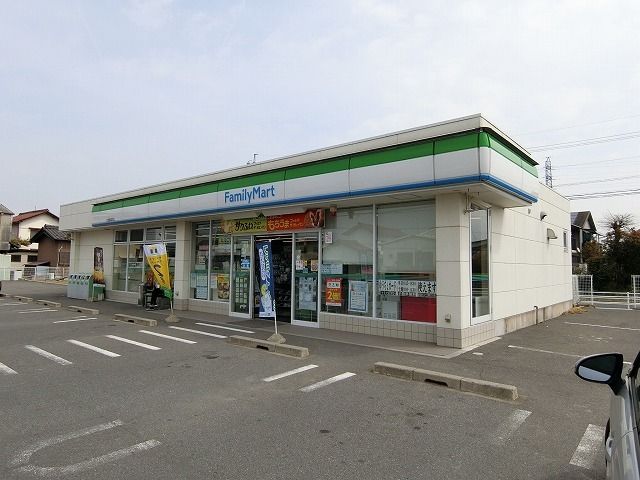 近くのファミリーマート大垣静里町店まで700m(徒歩9分)