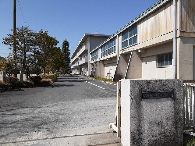 近くの大垣市立綾里小学校まで750m(徒歩10分)