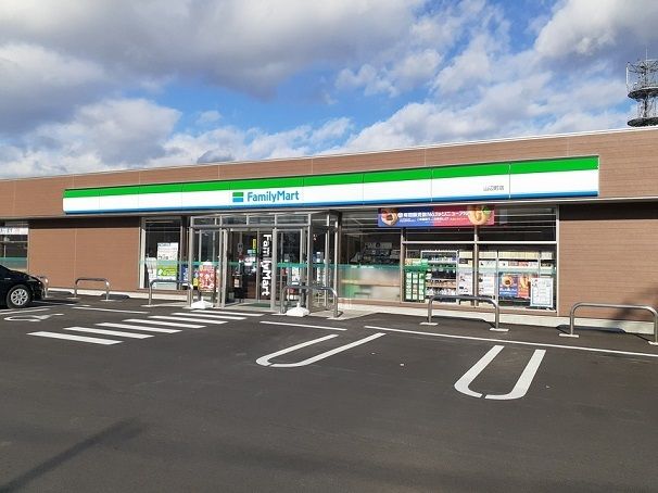 近くのファミリーマートまで120m(徒歩2分)