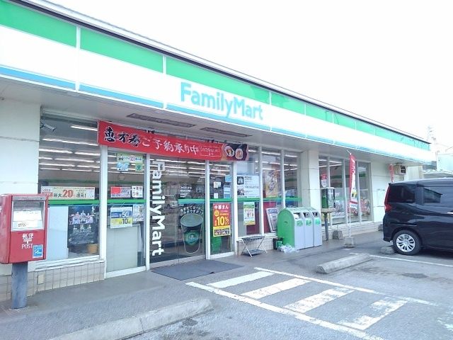 近くのファミリーマートうるま江洲店まで350m（徒歩5分）