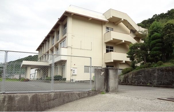 近くの小学校まで2,400m（徒歩30分）
