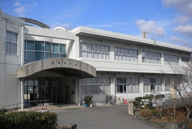 近くの中学校まで2,500m（徒歩32分）