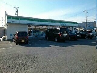 近くのファミリーマート様まで600m(徒歩8分)