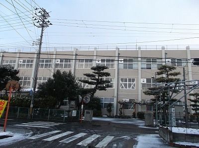 近くの黒埼中学校まで500m（徒歩7分）