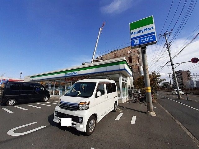 近くのファミリーマートまで330m（徒歩5分）