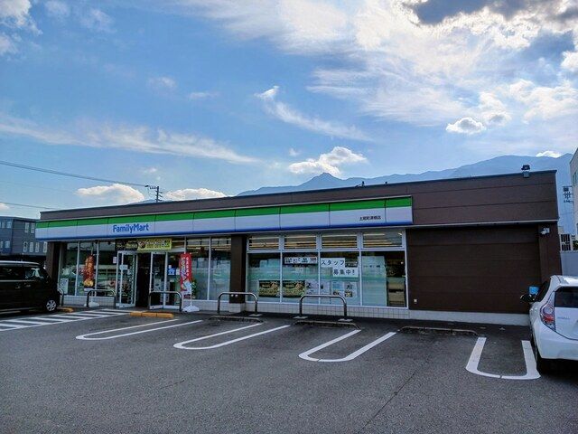 近くのファミリーマート土居町津根店まで818m（徒歩11分）