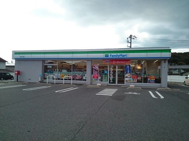 近くのファミリーマート児島下の町店まで300m（徒歩4分）