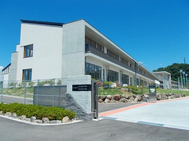 近くの佐久穂小・中学校まで1,500m（徒歩19分）