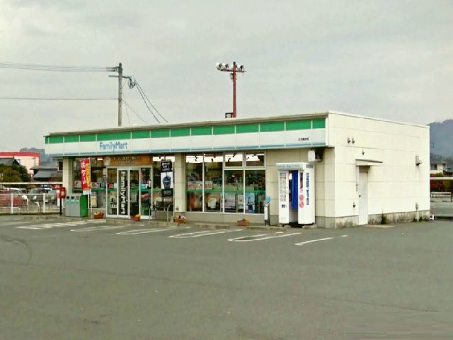 近くのファミリーマート築地店まで570m(徒歩8分)