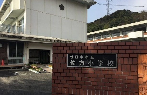 近くの佐方小学校まで2,000m（徒歩25分）