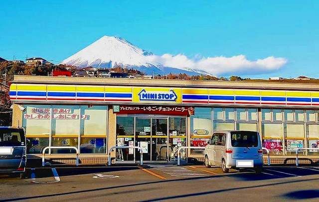 近くのミニストップ 富士若松町店まで500m(徒歩7分)