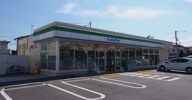 近くのファミリーマート高松仏生山北店まで250m（徒歩4分）