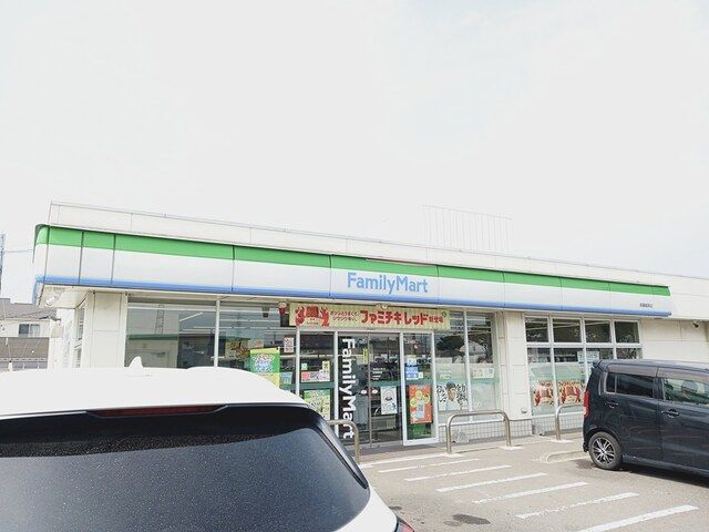 近くのファミリーマート多賀城栄店まで450m（徒歩6分）