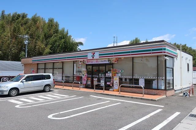 近くのセブンイレブンまで550m（徒歩7分）