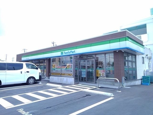 近くのファミリーマート泡瀬ビジュル店まで700m（徒歩9分）
