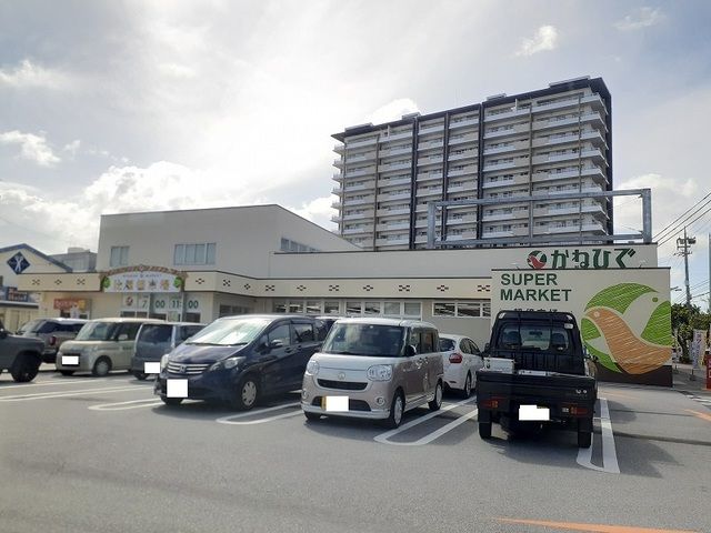 近くのかねひで比屋根市場店まで1,400m（徒歩18分）