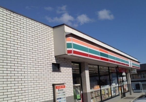 近くのセブンイレブン二本松竹根通り店まで800m（徒歩10分）