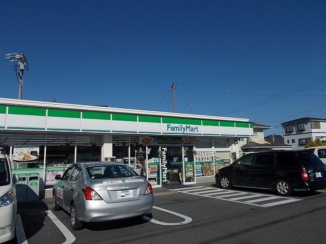 近くのファミリーマートまで97m(徒歩2分)