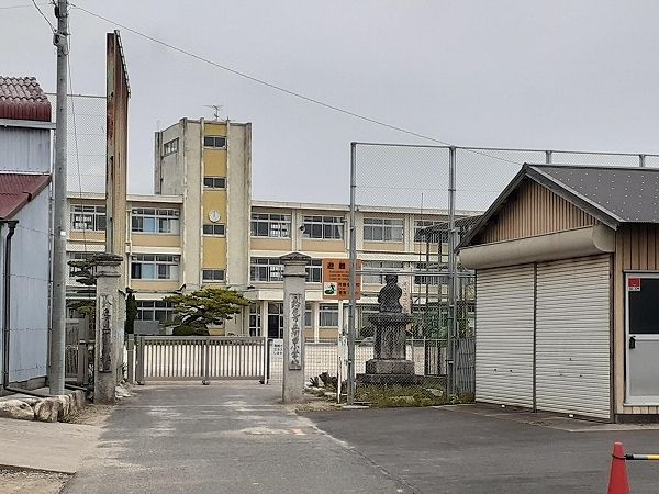 近くの河曲小学校まで600m(徒歩8分)