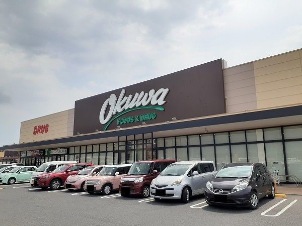 近くのスーパーオークワ高岡店まで1,700m（徒歩22分）