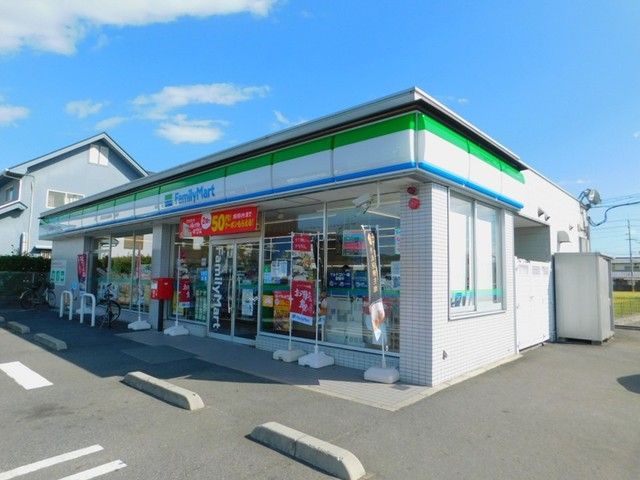 近くのファミリーマート倉敷平田店まで400m（徒歩5分）