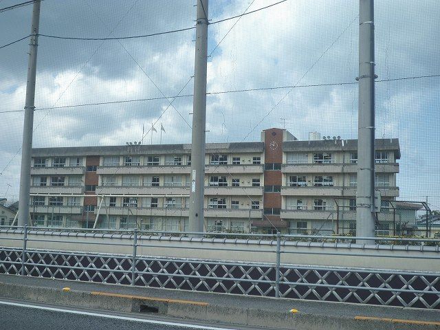 近くの神戸小学校様まで700m（徒歩9分）