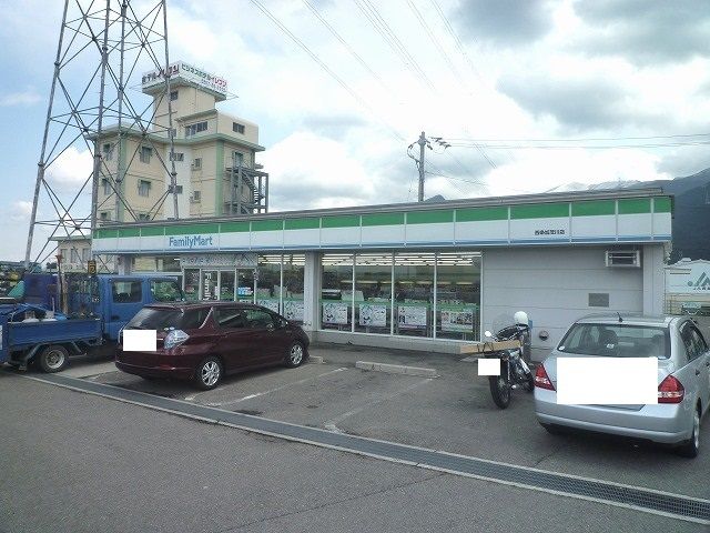 近くのファミリーマート西条加茂川店様まで1,300m（徒歩17分）