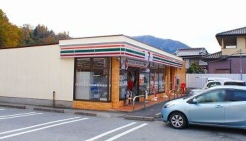 近くのコンビニまで260m（徒歩4分）