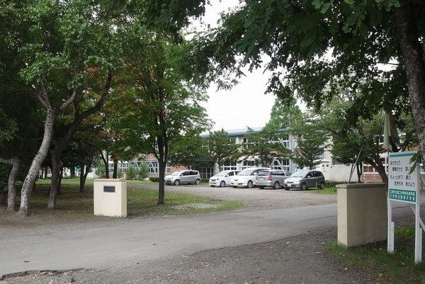 近くの江別第二中学校まで1,080m（徒歩14分）