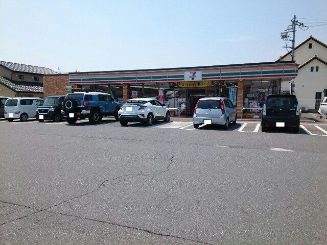 近くのセブンイレブン安中バイパス店まで700m（徒歩9分）