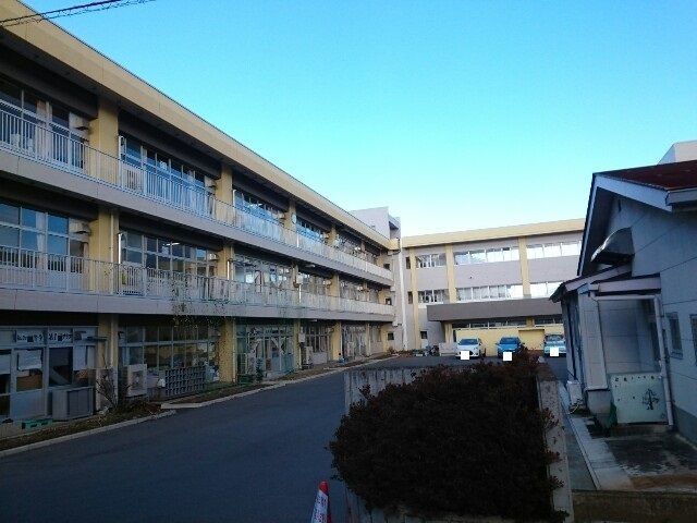 近くの市立安中小学校まで350m(徒歩5分)