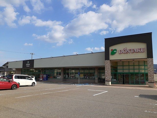 近くのどんたく鳥屋店まで600m（徒歩8分）