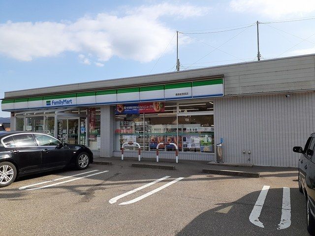 近くのファミリーマートまで2,200m（徒歩28分）
