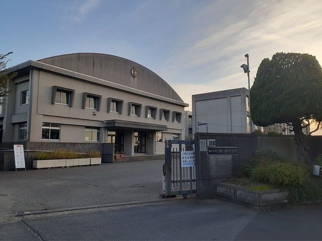 近くの野口南小学校まで869m(徒歩11分)