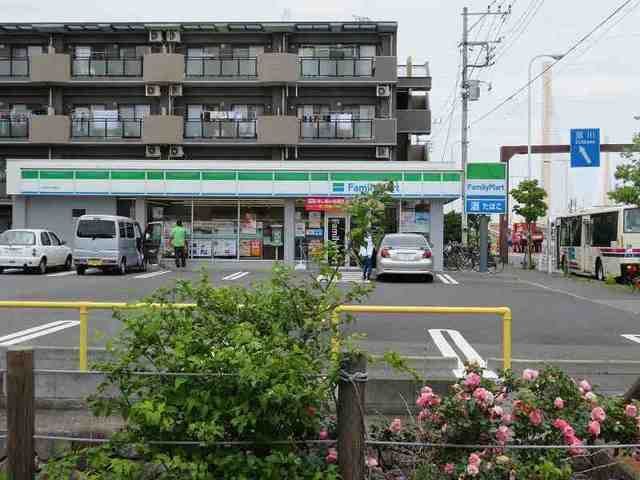近くのファミリーマートまで120m（徒歩2分）