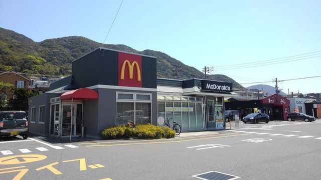 近くのマクドナルドまで1,800m（徒歩23分）
